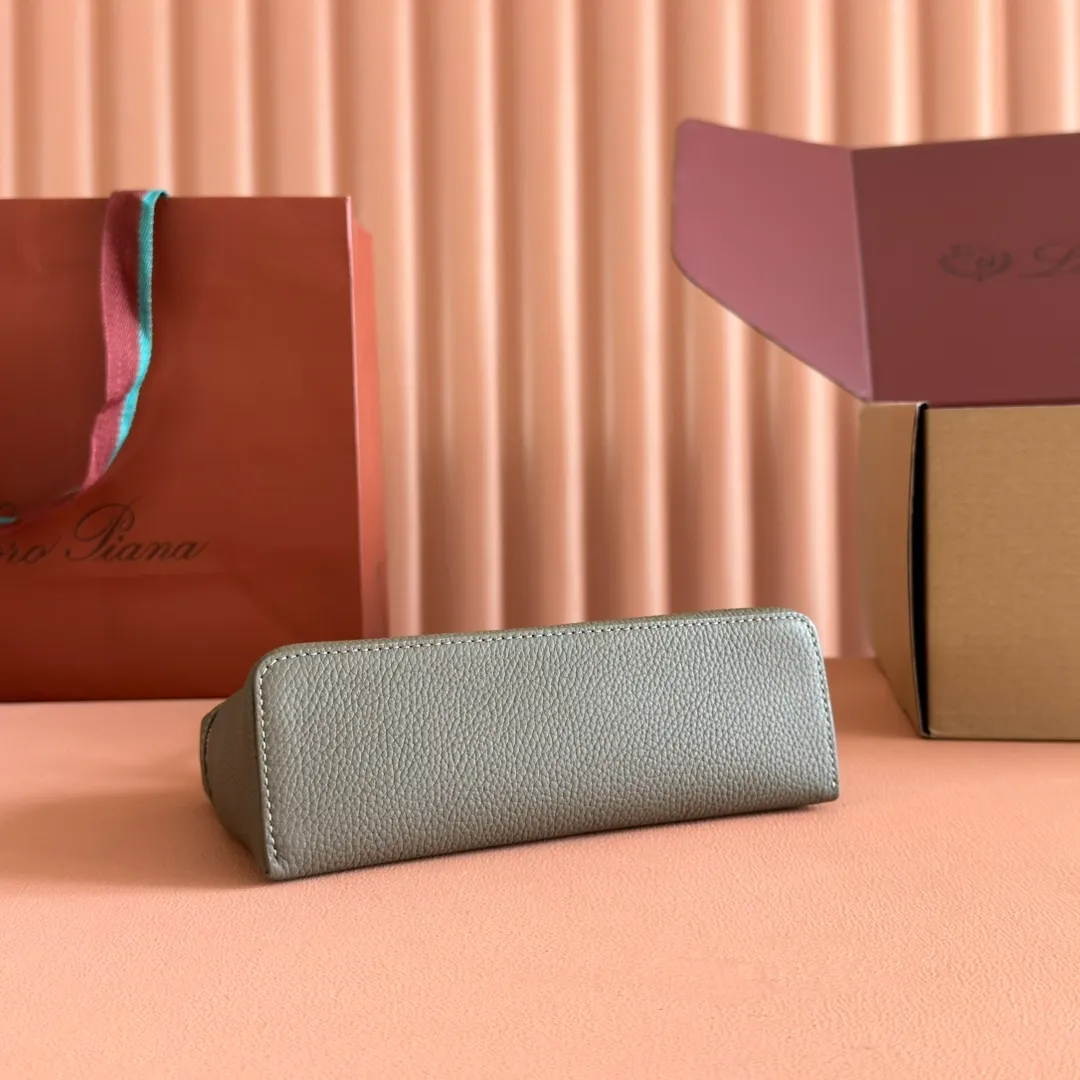 p1160💋💋💋【Original leather configuration counter complete set of packaging】 𝐋𝐨𝐫𝐨 𝐏𝐢𝐚𝐧@ Extra pocket L19 series handbag/crossbody bag, all steel, the most comfortable life is the undefined life, just like loro The material design of pian@ does not require complicated design styles. The simple and soft outline is elegant and durable, like an exquisite cosmetic case, which perfectly balances appearance and functionality. The leather is delicate and feels as soft as butter. The small bag has a large capacity. It is not only portable with a thin shoulder strap, but can also be worn cross-body. Sisters who have a special liking for minimalist style can buy it. It is simple and versatile. The simpler, the more different. Stars and Instagram celebrities are all planting it. There are two sizes of 19 cm and 27 cm. One is exquisite and casual, and the other is elegant and grand. Size: Small: length 19×width 7×height 12cm (